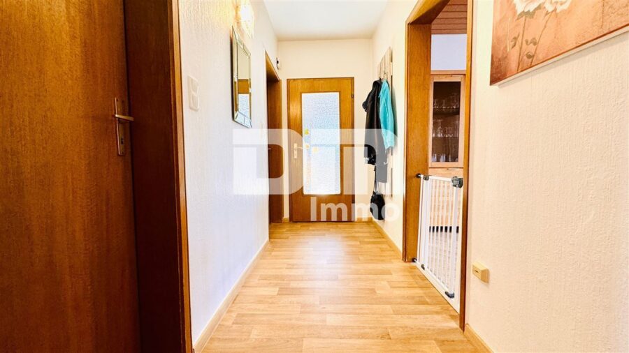 Solides Ein- bis Dreifamilienhaus + zwei Garagen mit großem Grundstück in Traumlage - OG Flur / Diele